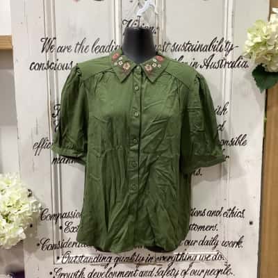 Princess Highway Brand! BNWT SHIRT COLLAR BUTTON UP BLOUSE WITH FLORAL PATTERN ACCENT ON COLLAR Womens  Size 10 Button Up Top / Short Sleeve Shirt / Short Sleeve Top Olive 